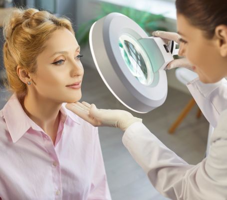 Modernes Hautanalyse Gerät in Apotheke München